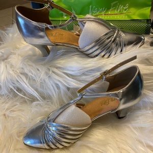 Size 8 dance shoe 👠 silvery & shiny 💃